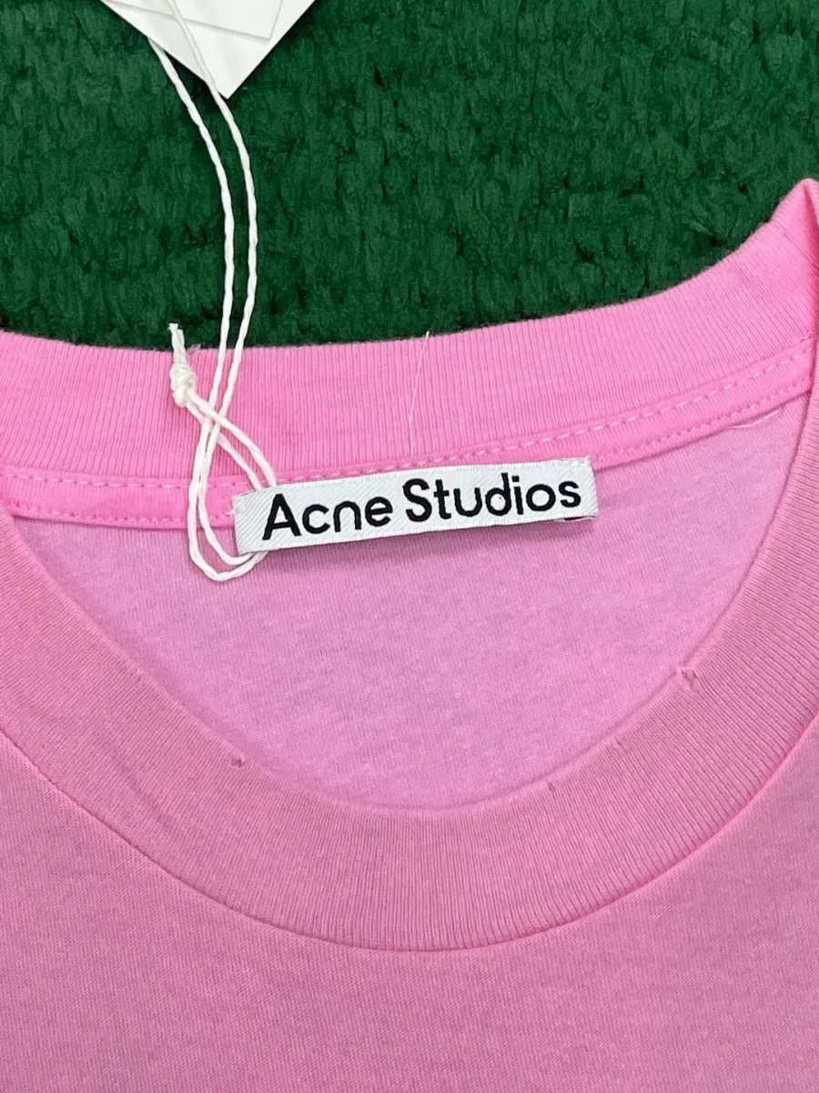 Круглый эластичный вырез горловины и бирка Acne Studios крупным планом