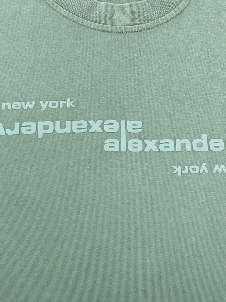 Крупный план зеркального принта alexanderwang new york на груди