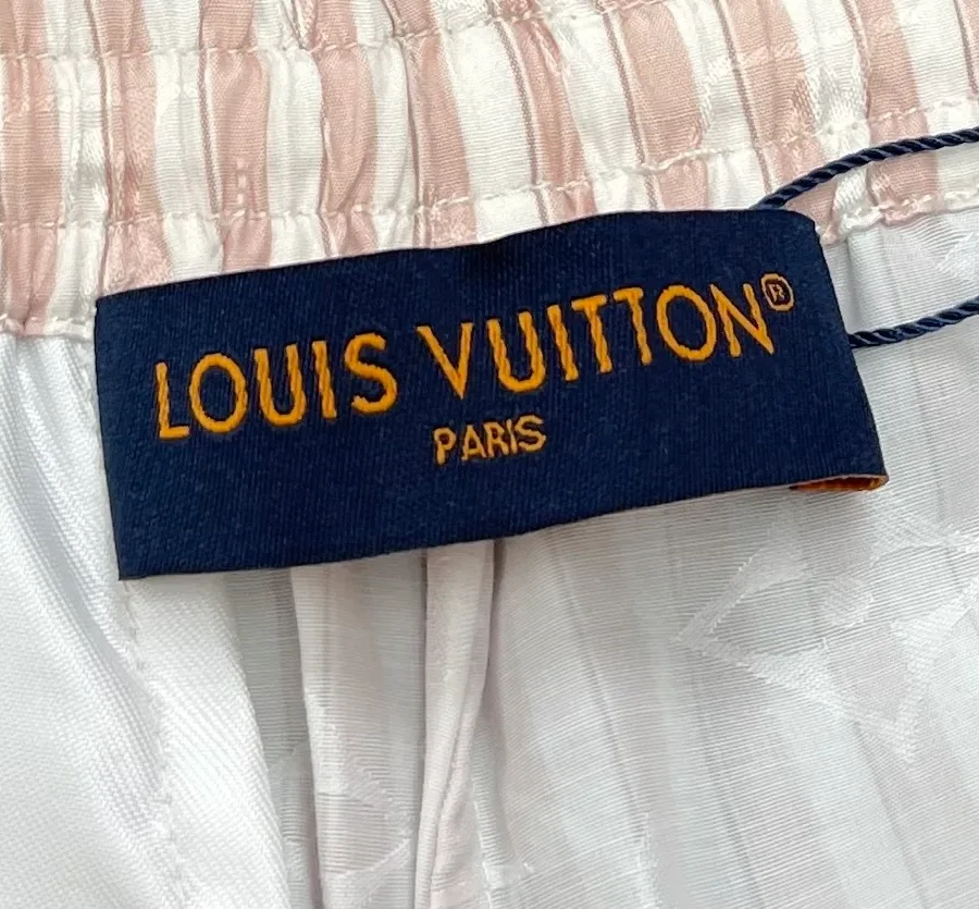 Внутренняя тканевая бирка Louis Vuitton на поясе шорт