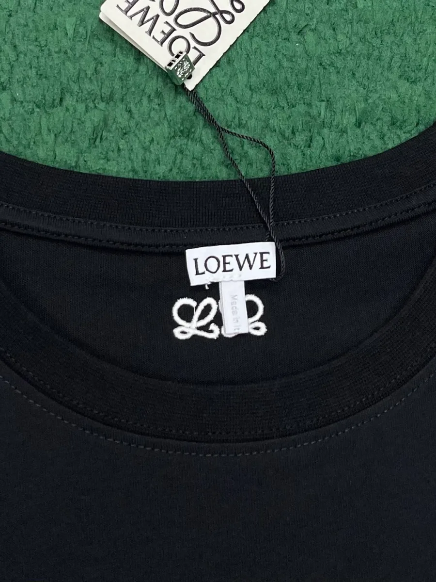 Вырез горловины чёрной футболки с внутренней фирменной биркой LOEWE