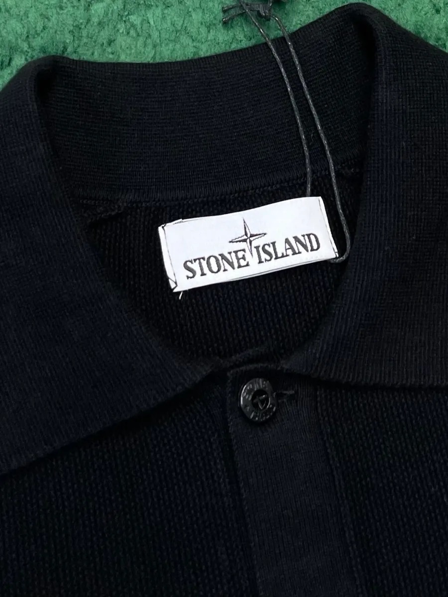 Отложной воротник поло и пришивная тканевая бирка Stone Island