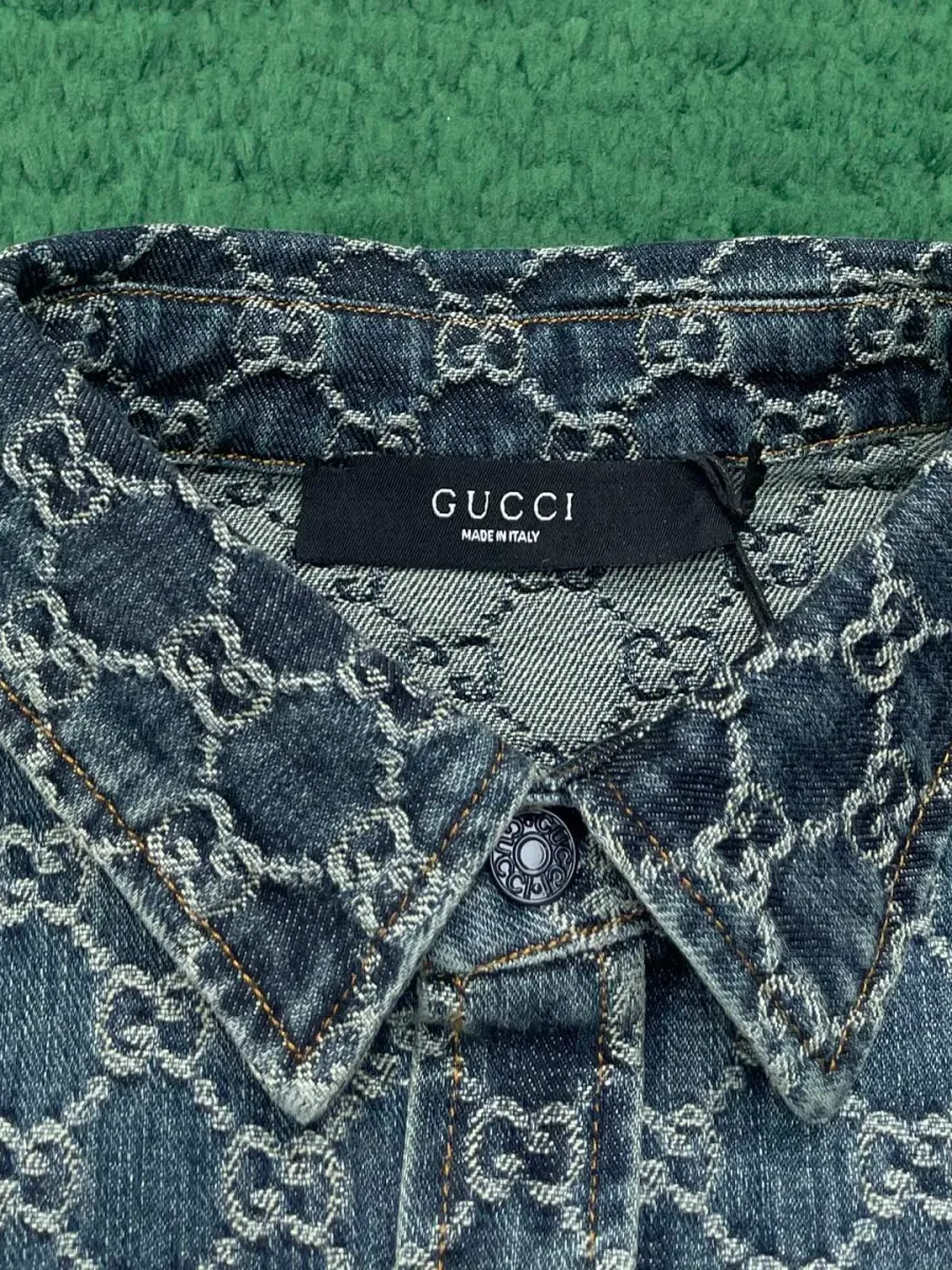 Фирменная тканевая бирка Gucci на внутренней стороне ворота