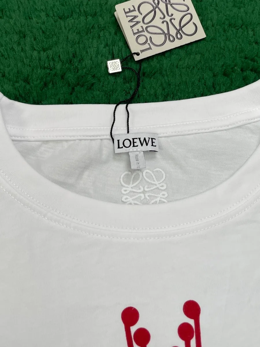 Круглый вырез горловины белой футболки и фирменная бирка Loewe
