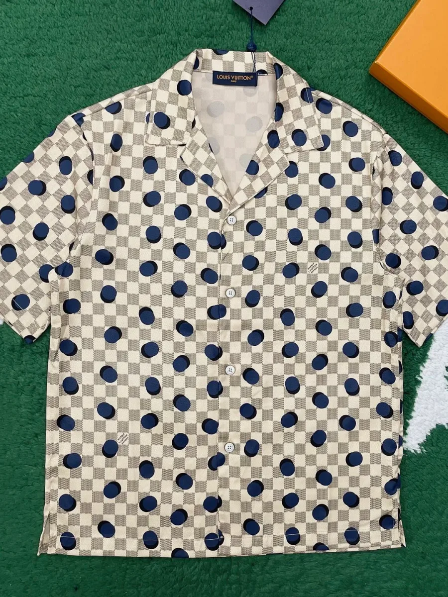 Бежевая рубашка с коротким рукавом в клетку Damier и синий горох, вид спереди