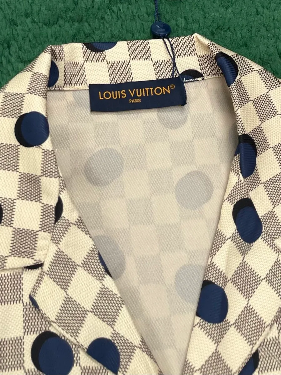 Отложной воротник с фирменным внутренним ярлыком Louis Vuitton Paris