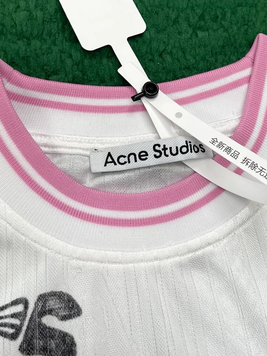 Круглый ребристый воротник в полоску с фирменной биркой Acne Studios