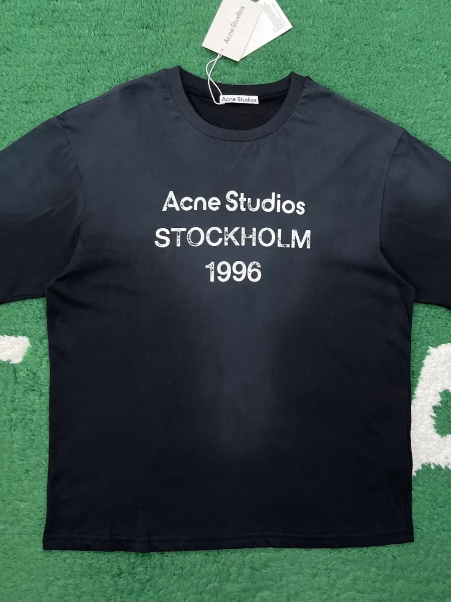 Чёрная футболка свободного кроя с принтом Stockholm 1996, вид спереди
