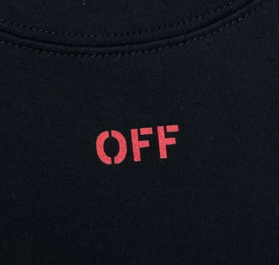 Крупный план красного трафаретного логотипа OFF на груди футболки