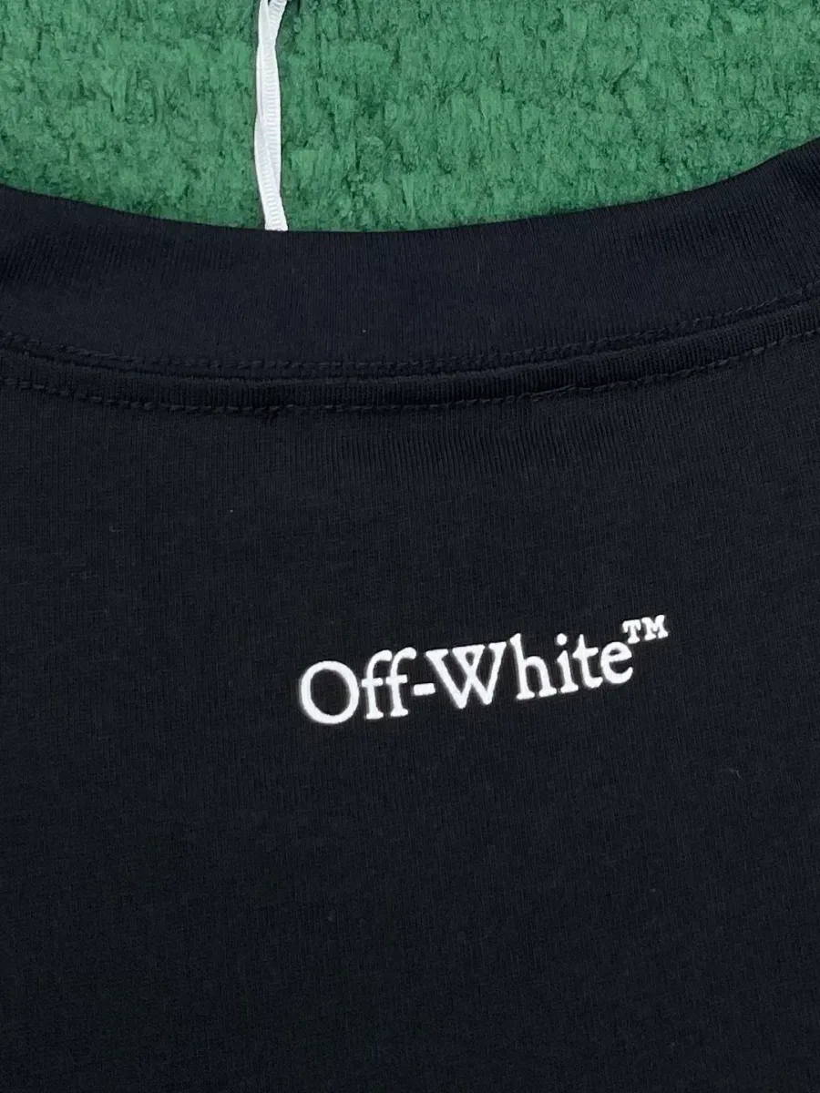Белая надпись Off-White на спинке футболки под воротником крупным планом