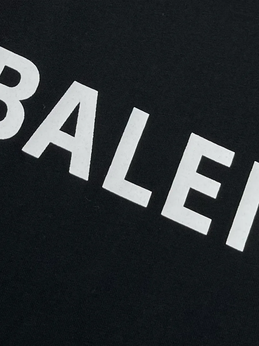 Крупный план контрастной белой надписи BALEN на чёрной ткани