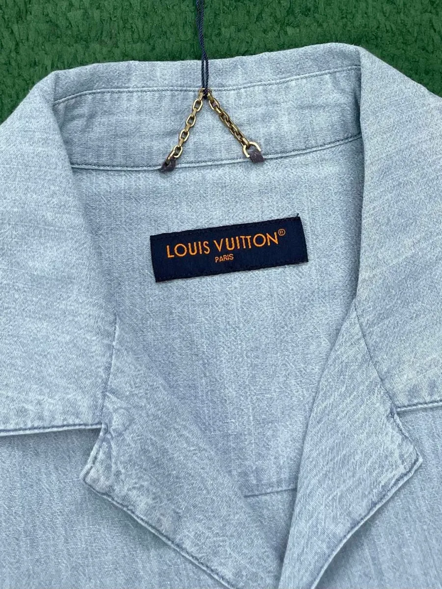 Крупный план воротника с биркой Louis Vuitton