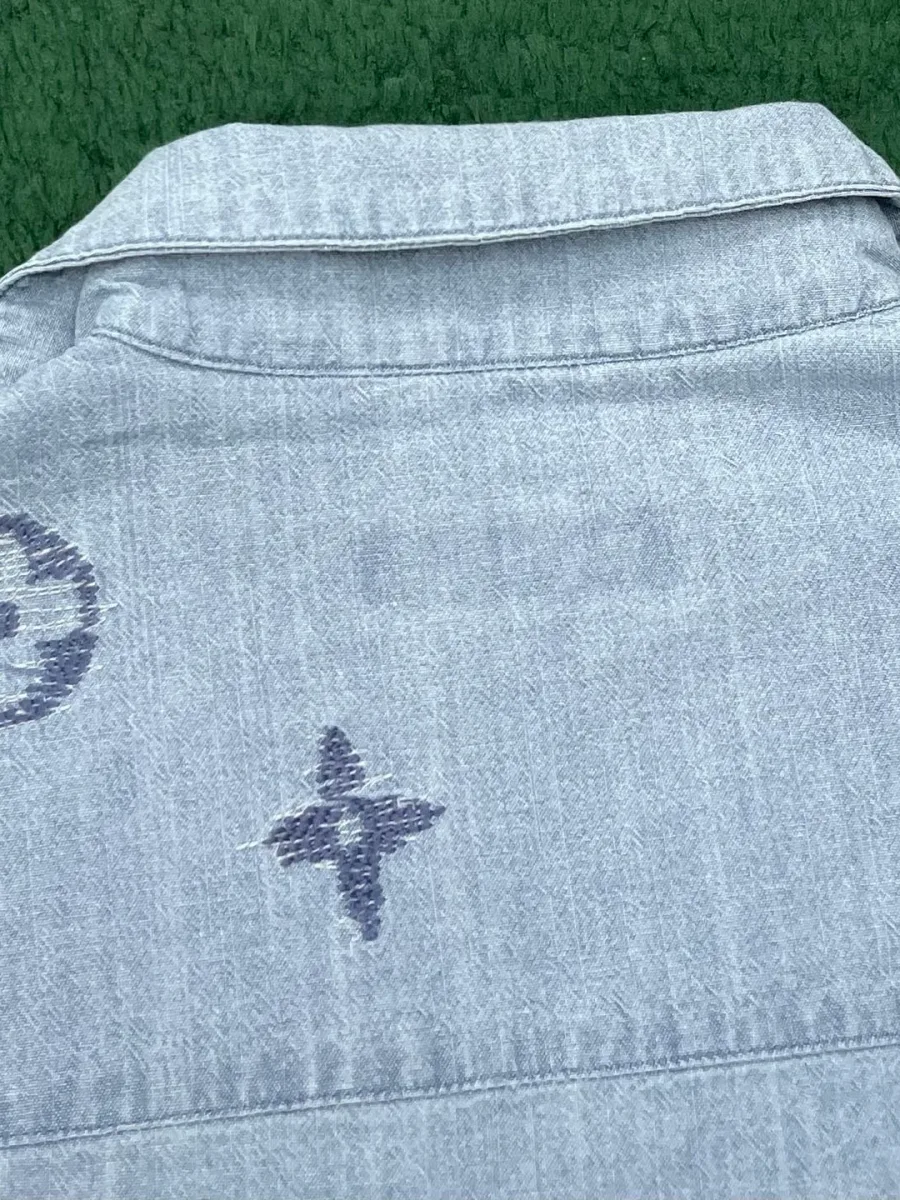 Вышитые элементы узора Monogram на спинке рубашки