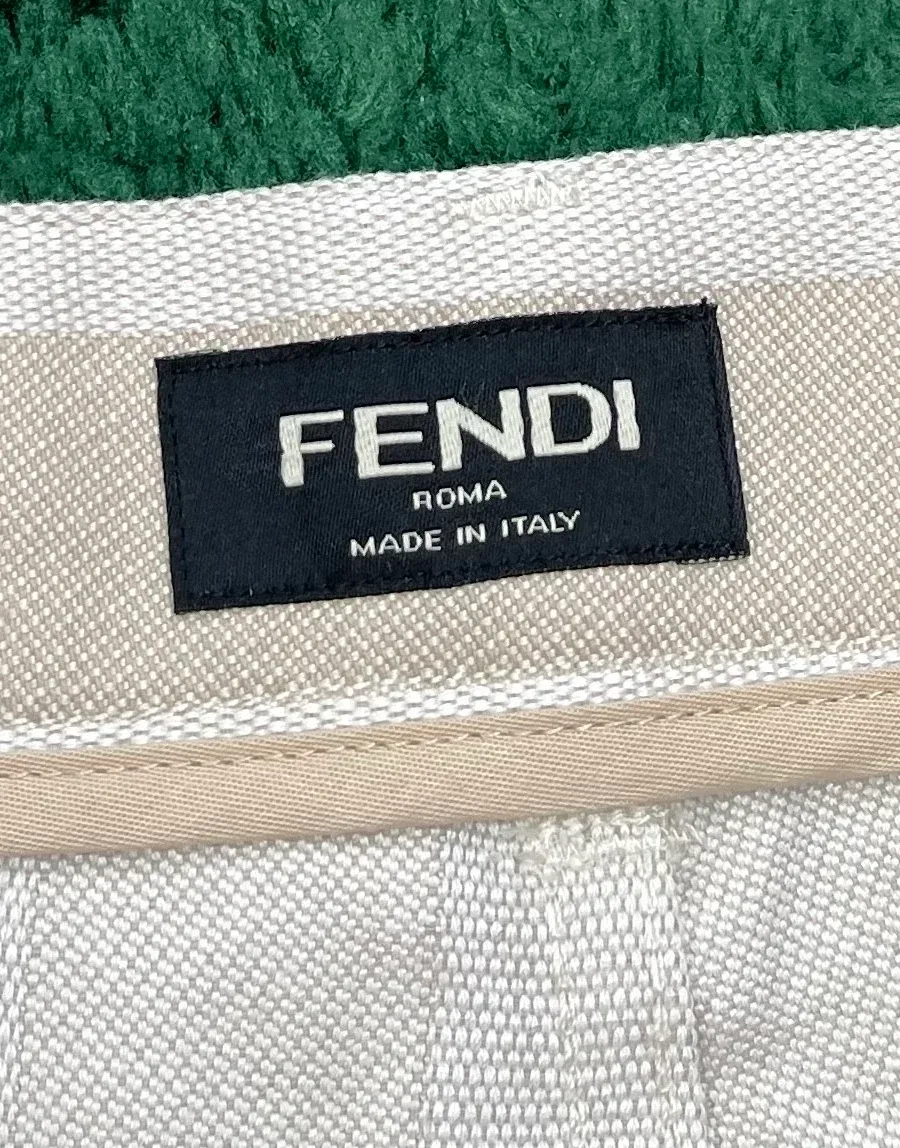 Внутренняя тканевая бирка Fendi Roma на поясе шорт