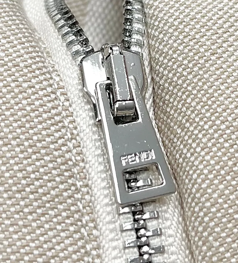 Металлическая застёжка-молния шорт с гравировкой Fendi