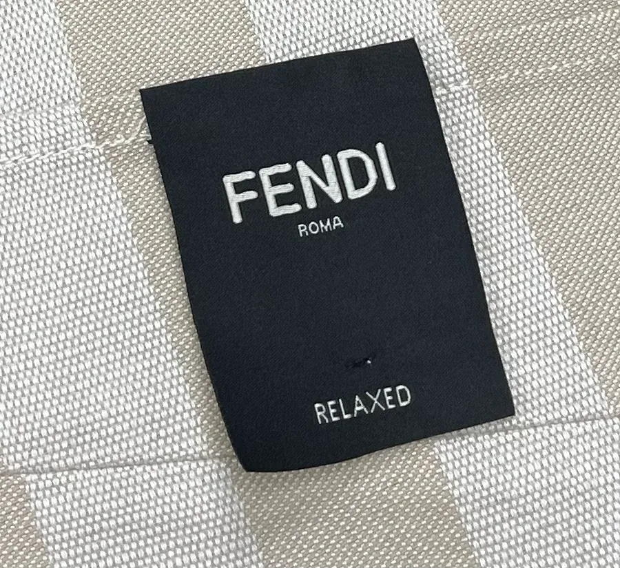 Задний карман шорт с тканевым ярлыком Fendi Roma