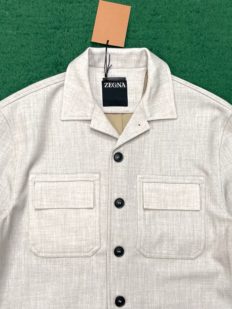 Бежевая куртка-рубашка Zegna, вид спереди с акцентом на воротник и карманы