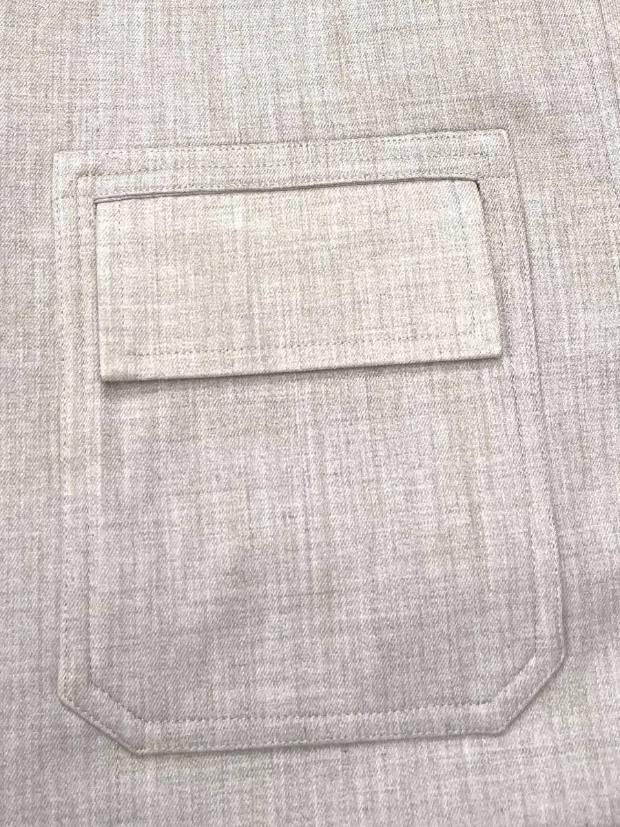 Накладной нагрудный карман с клапаном на бежевой куртке-рубашке Zegna