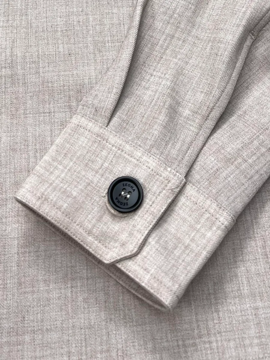 Манжета рукава бежевой куртки-рубашки с фирменной пуговицей Zegna