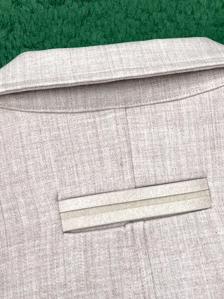 Декоративная горизонтальная планка на спинке под воротником куртки Zegna