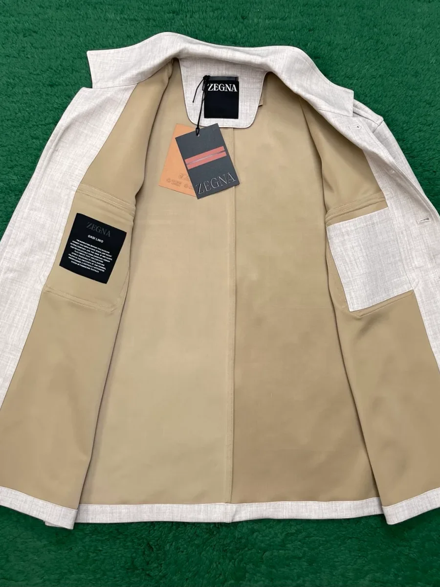Внутренняя часть куртки-рубашки Zegna со светлой подкладкой и бирками