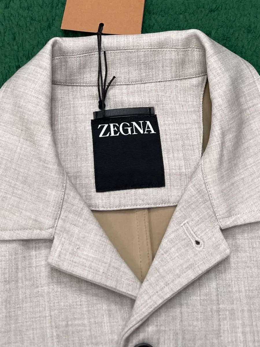 Отложной воротник бежевой куртки-рубашки с чёрным ярлыком бренда Zegna