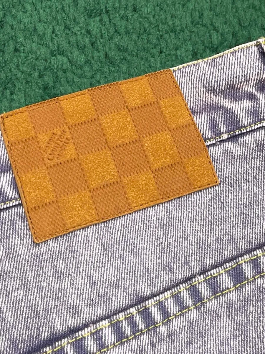 Задний шов пояса и кожаный патч с тиснёным шахматным узором Damier