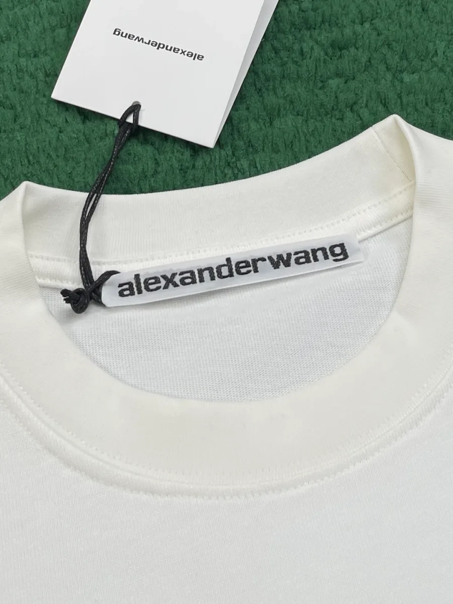 Внутренняя тканевая бирка Alexander Wang на горловине белой футболки