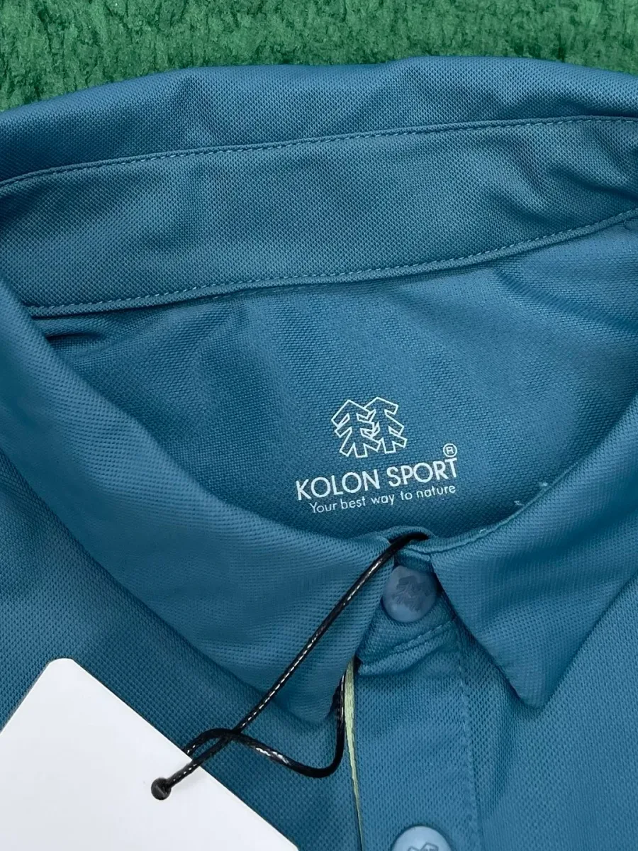 Внутренняя сторона ворота поло с нанесенным логотипом Kolon Sport