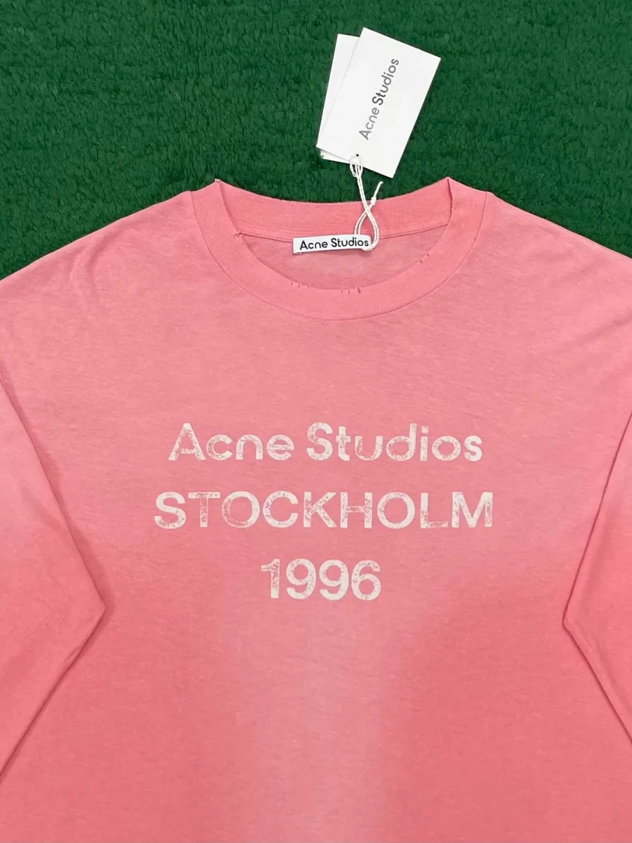 Круглая трикотажная горловина и белый текстовый принт Stockholm 1996
