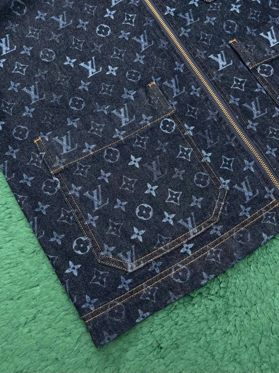 Накладной карман на передней части джинсовой куртки с узором Monogram