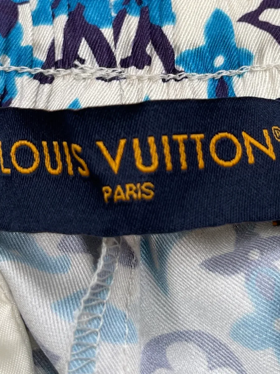 Внутренняя тканая бирка Louis Vuitton крупным планом