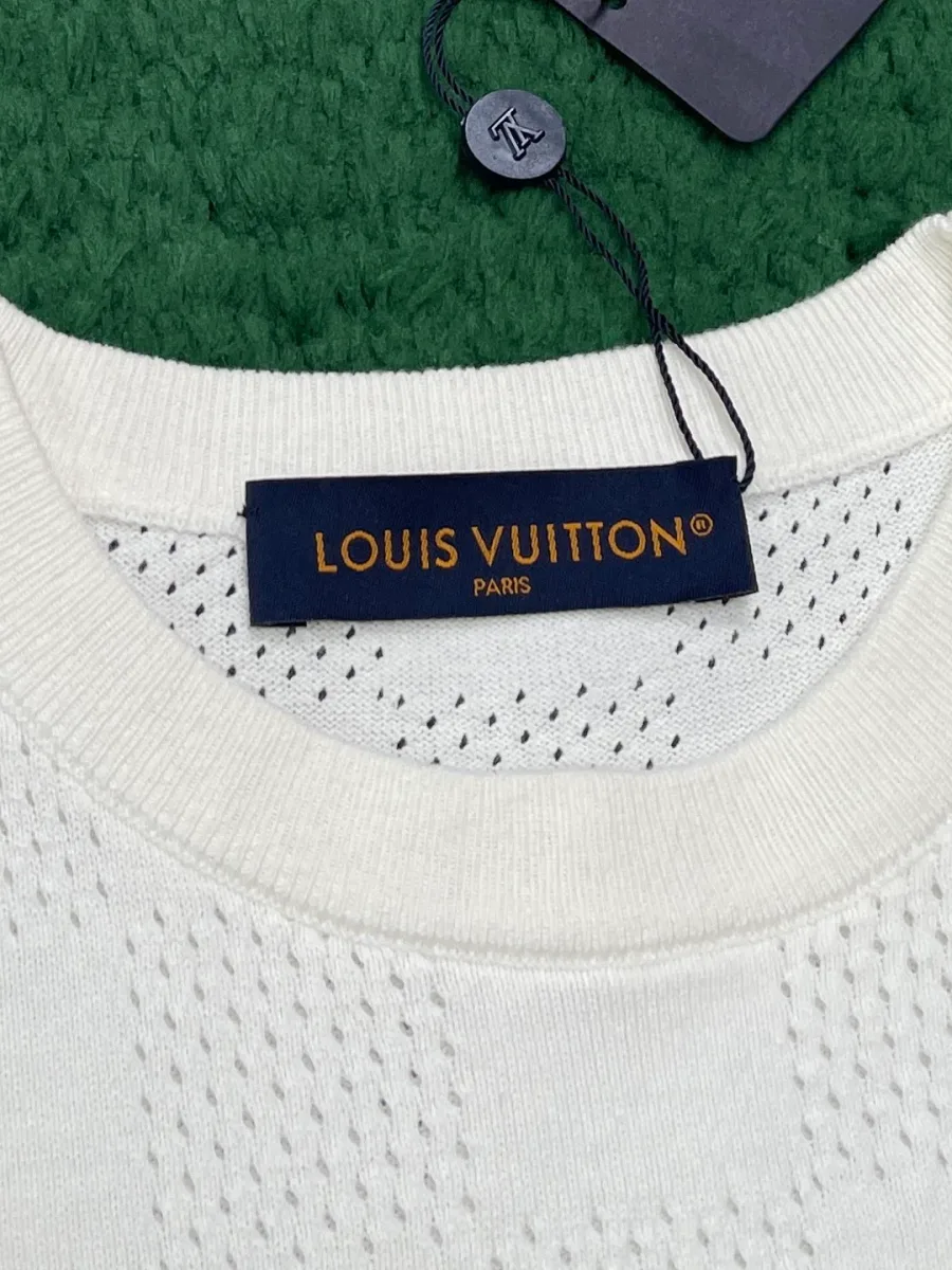 Круглый вырез горловины и бирка с логотипом Louis Vuitton