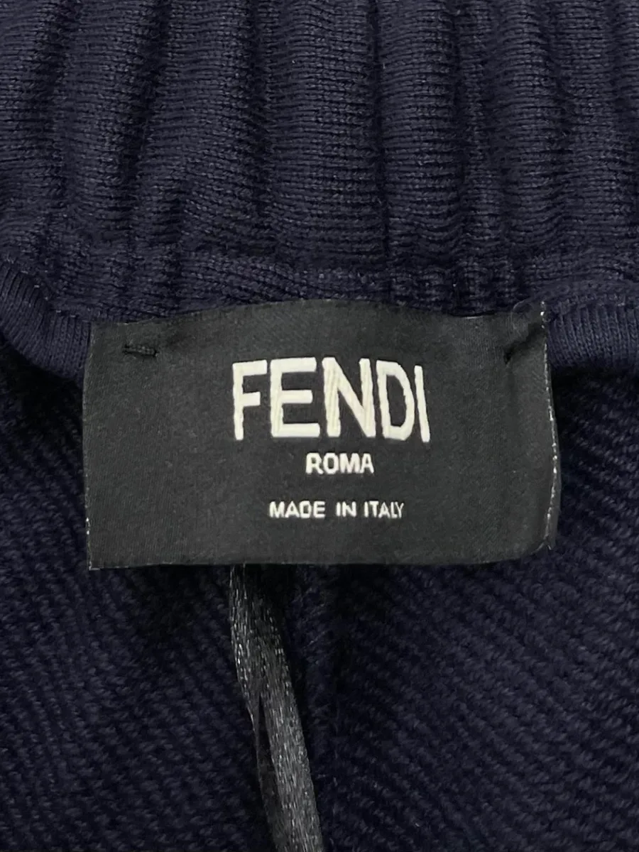 Внутренняя тканевая бирка с логотипом Fendi Roma на поясе шорт