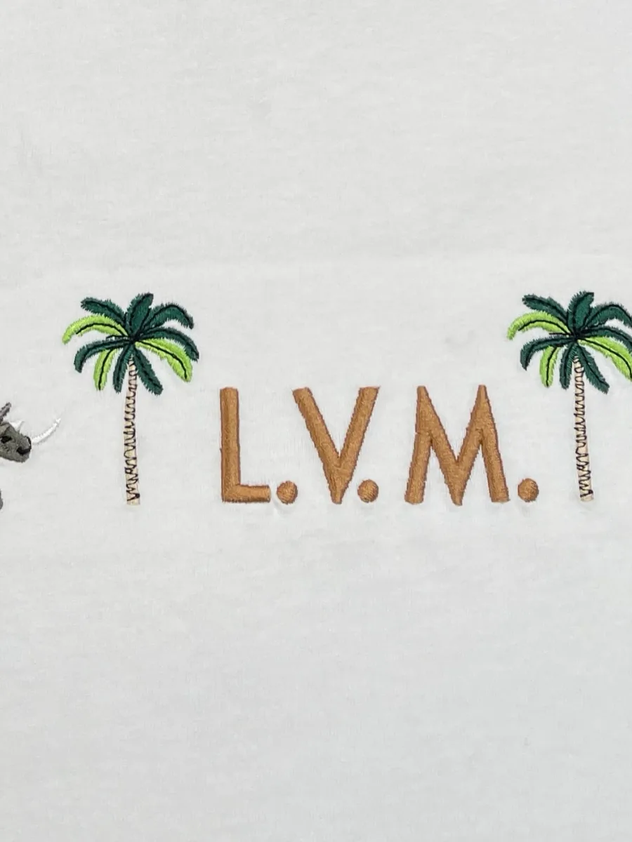 Разноцветная вышивка с пальмами, животными и надписью L.V.M. на груди