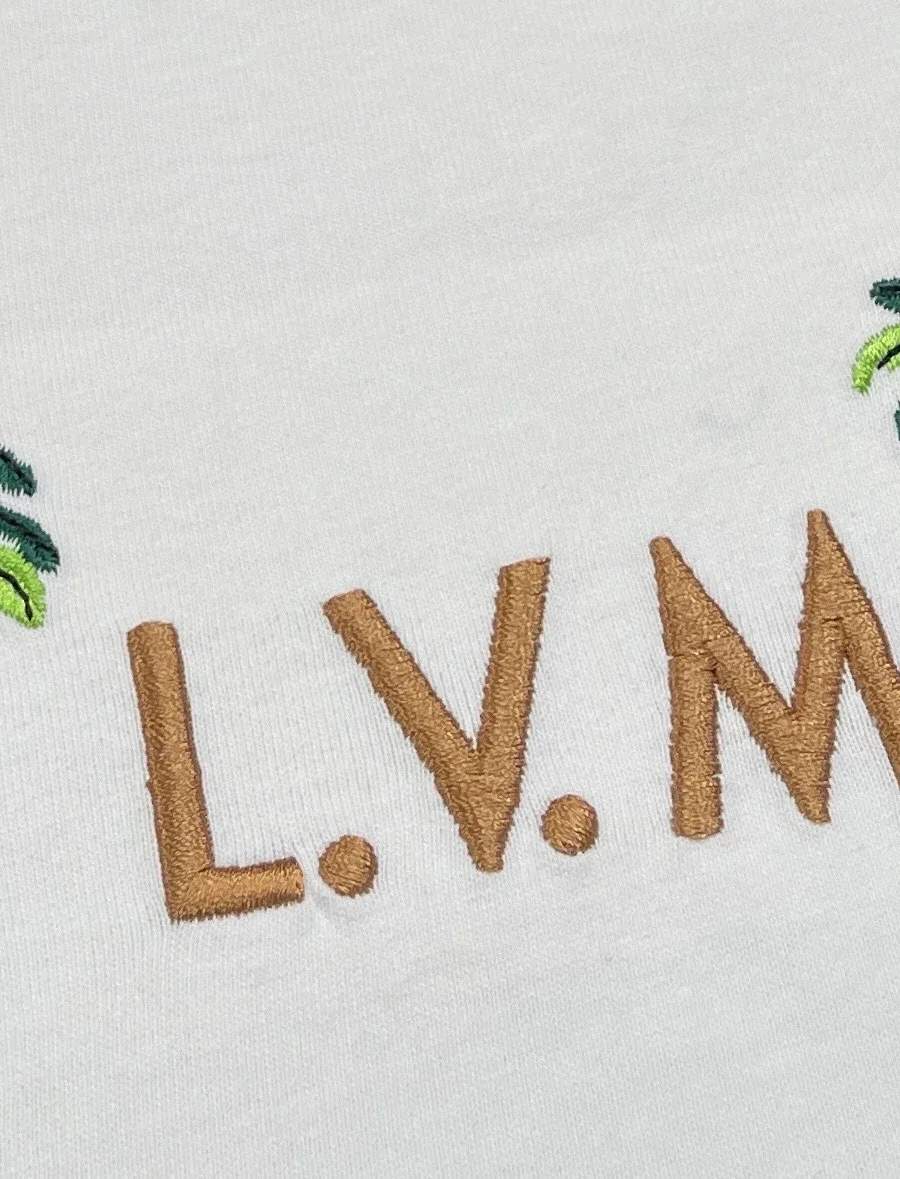 Фактурная вышивка с надписью L.V.M. крупным планом