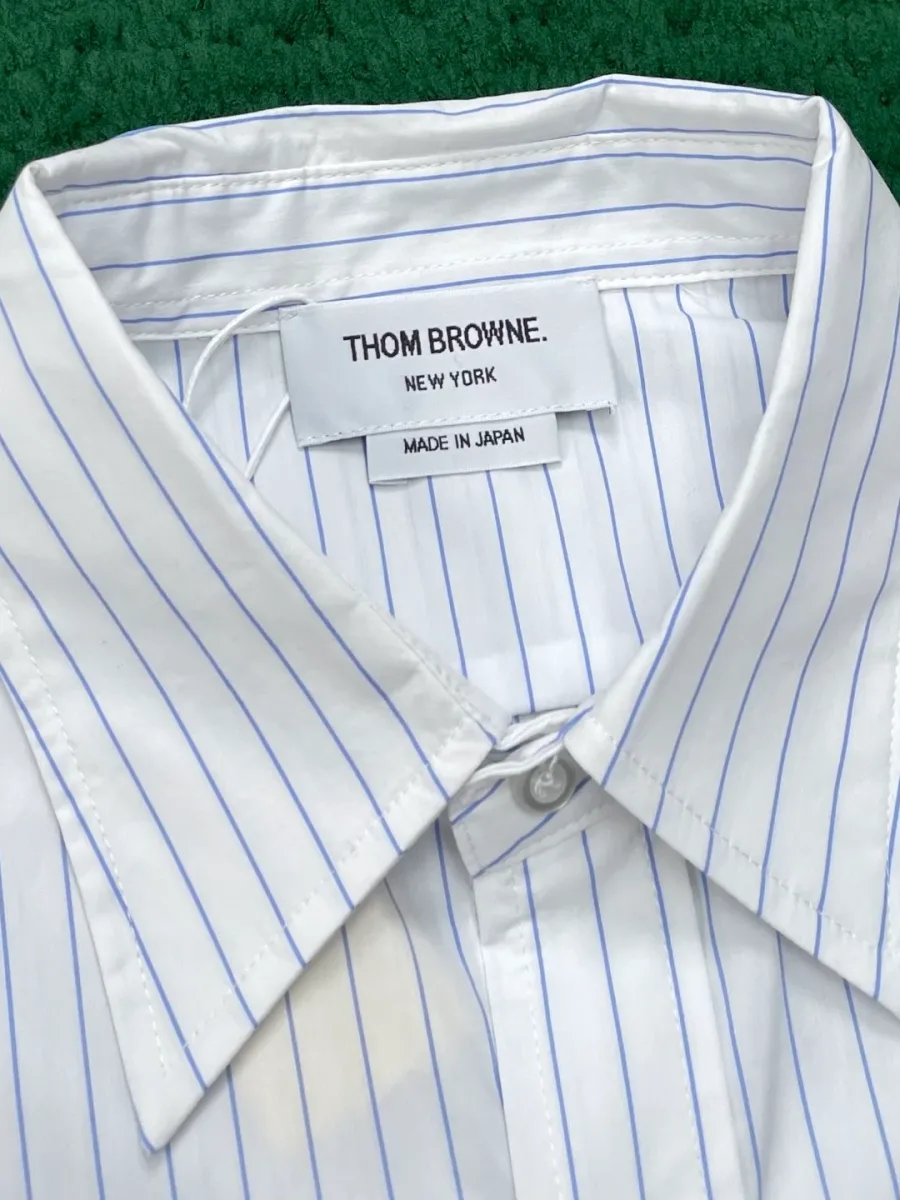 Внутренняя сторона воротника с тканым ярлыком Thom Browne New York