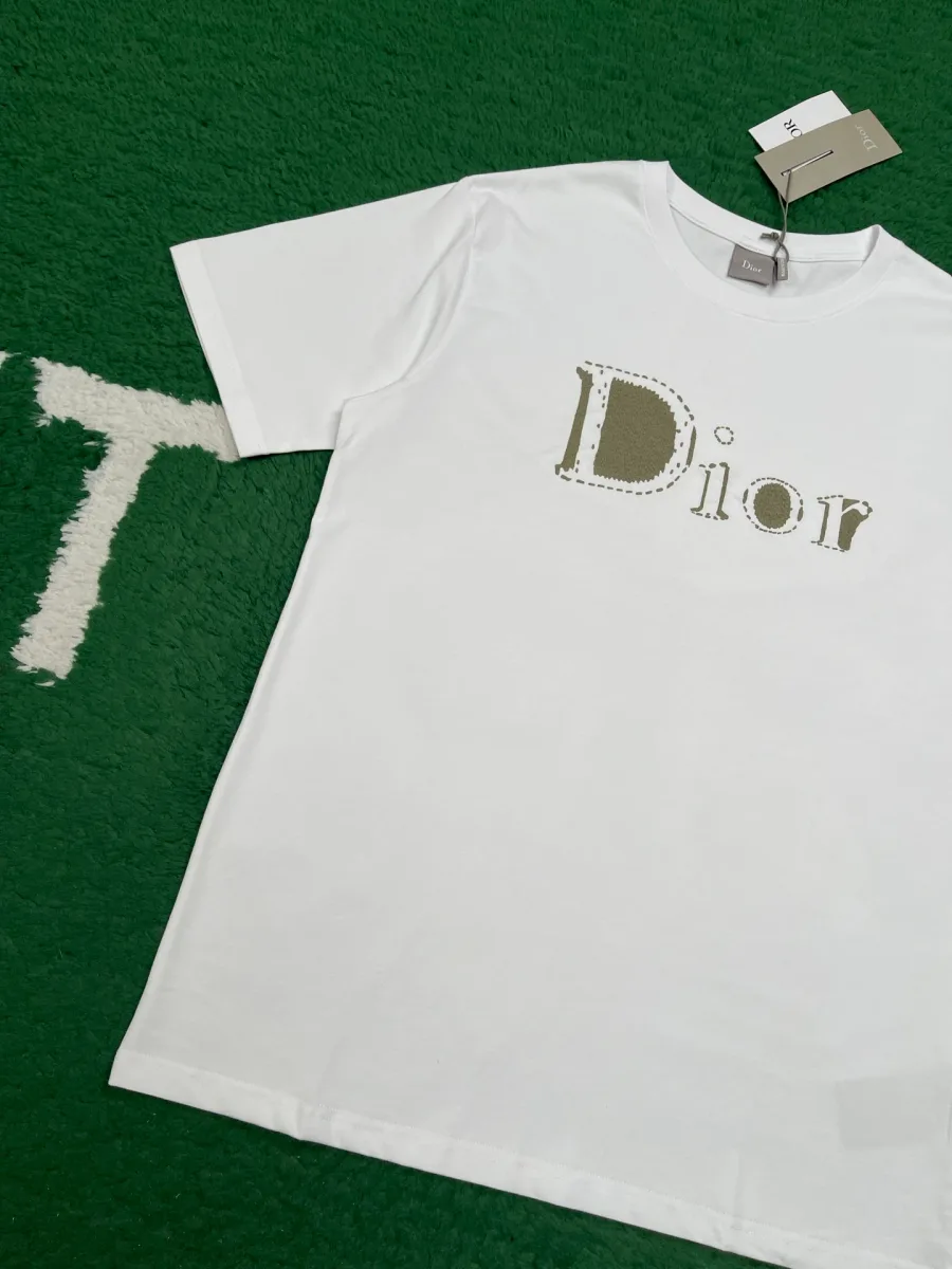 Белая трикотажная футболка с коротким рукавом, вид сбоку