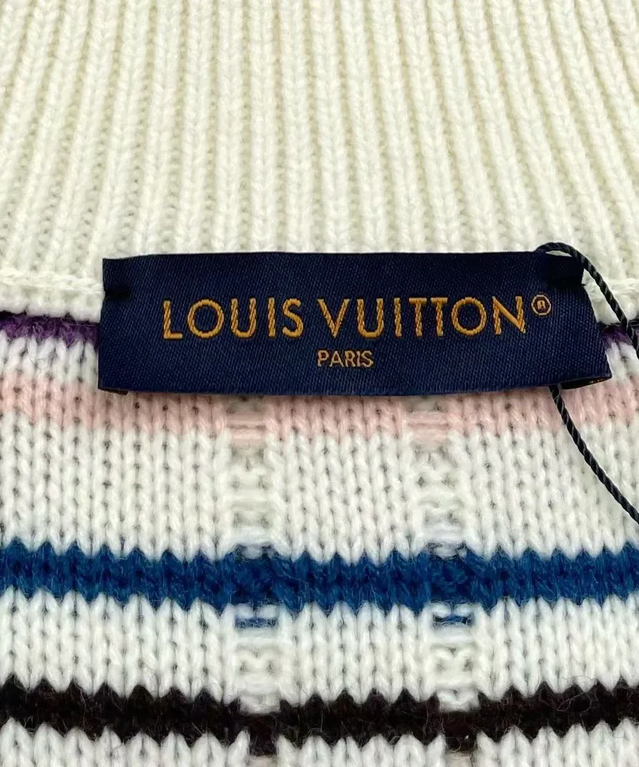 Внутренний тканевый ярлык с логотипом Louis Vuitton на горловине