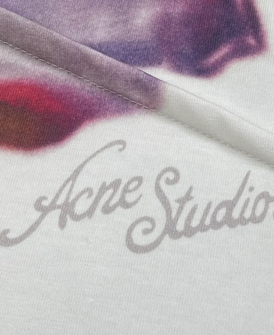 Текстурный шов с защипами и надпись Acne Studios, макросъёмка
