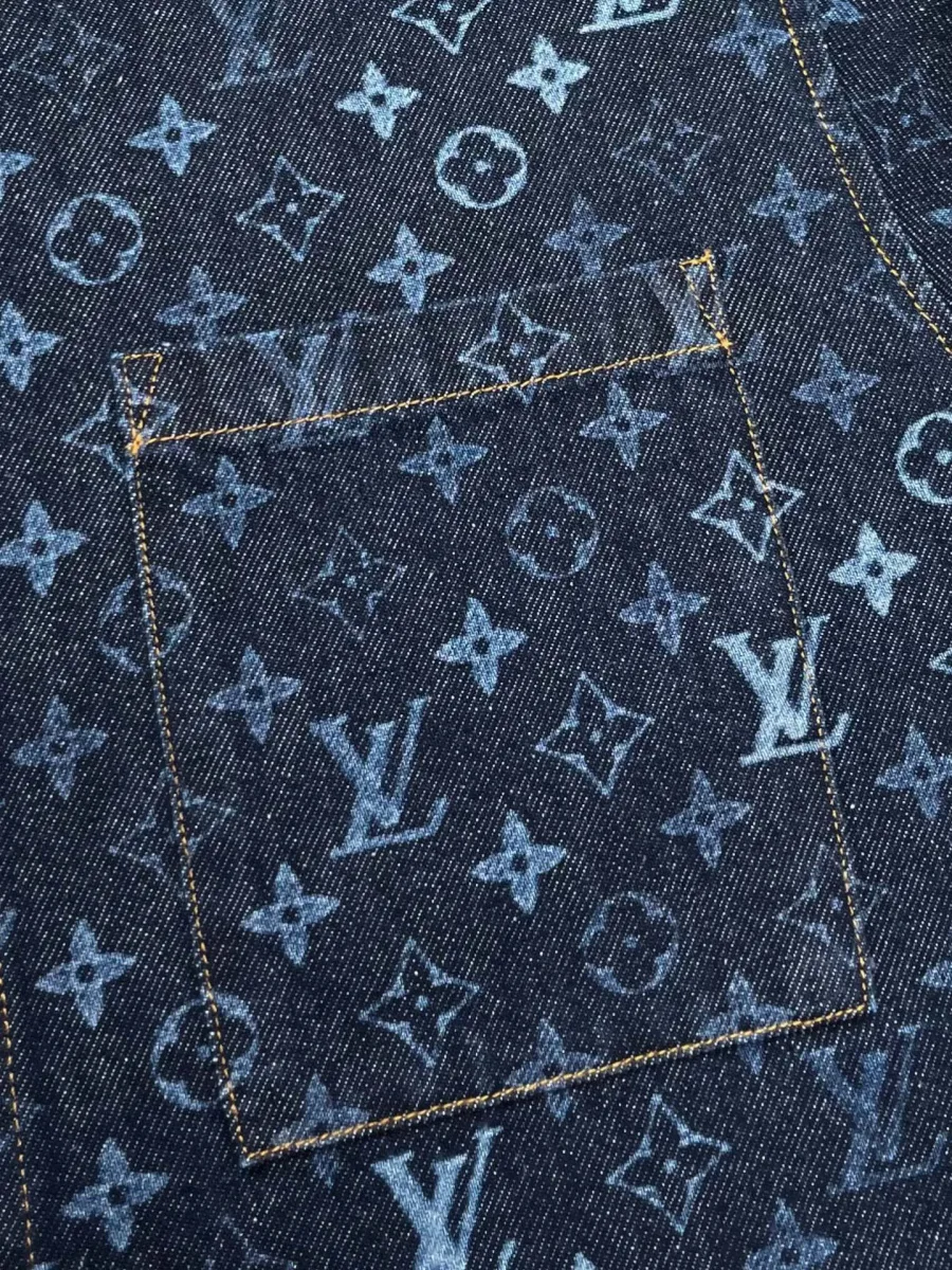 Накладной нагрудный карман с узором Monogram крупным планом