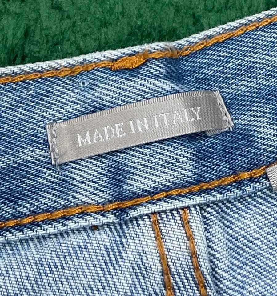 Внутренняя тканевая бирка с маркировкой Made in Italy на поясе джинсов
