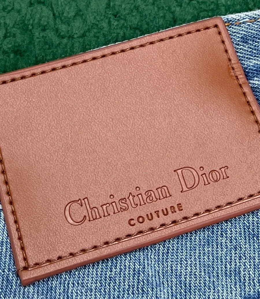 Кожаный патч коричневого цвета с тиснением логотипа Christian Dior Couture