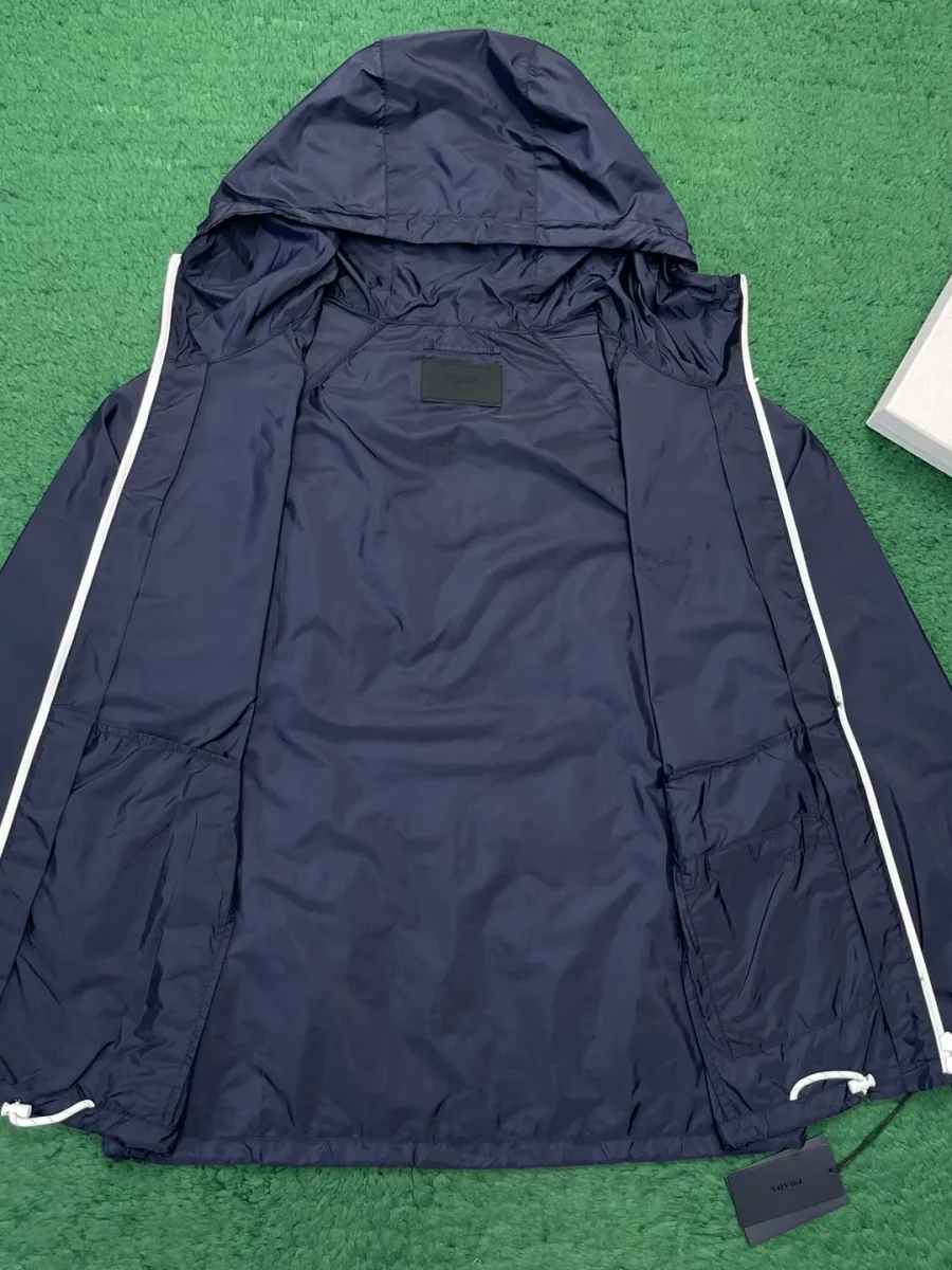 Ветровка в расстёгнутом виде, внутренняя сторона и капюшон