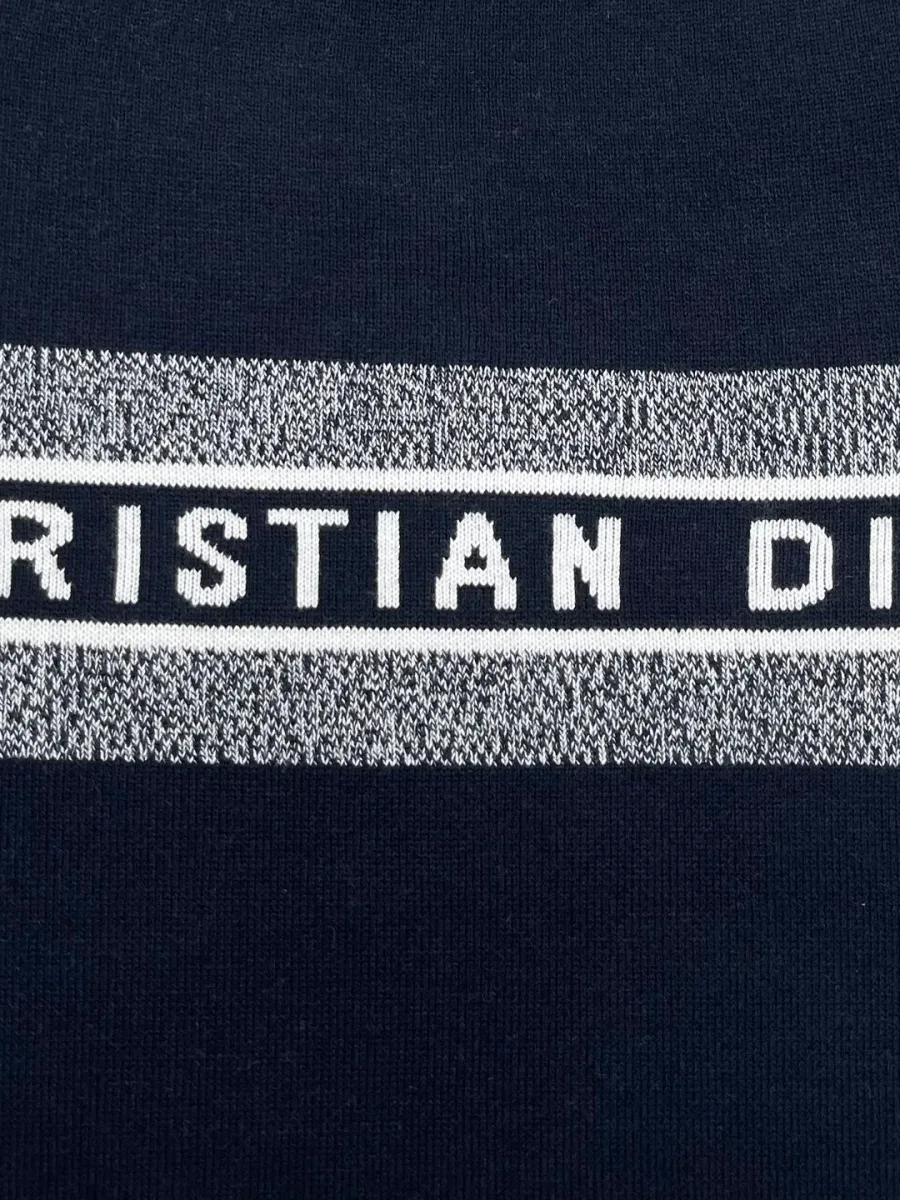 Деталь жаккардовой полосы с надписью Christian Dior на спинке