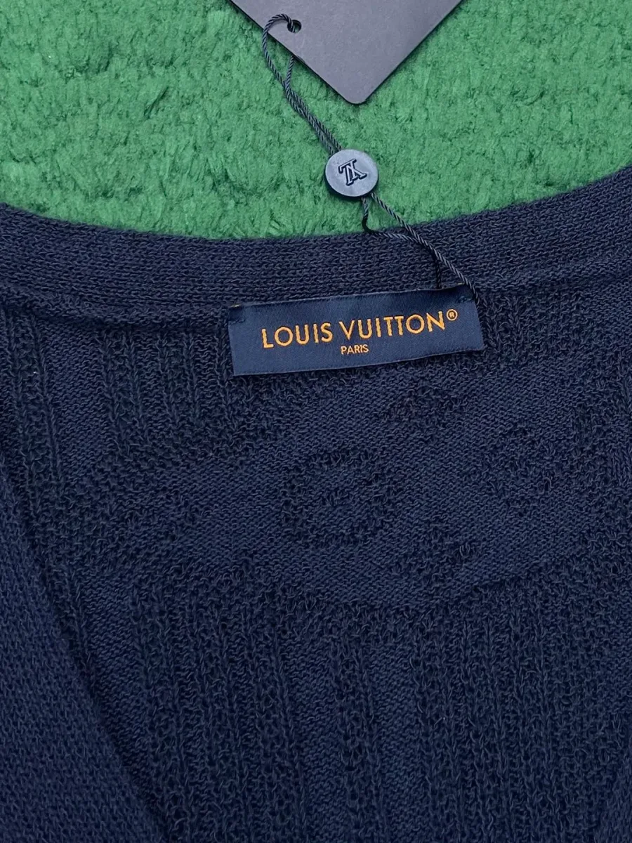 V-образный вырез горловины и внутренняя бирка бренда Louis Vuitton