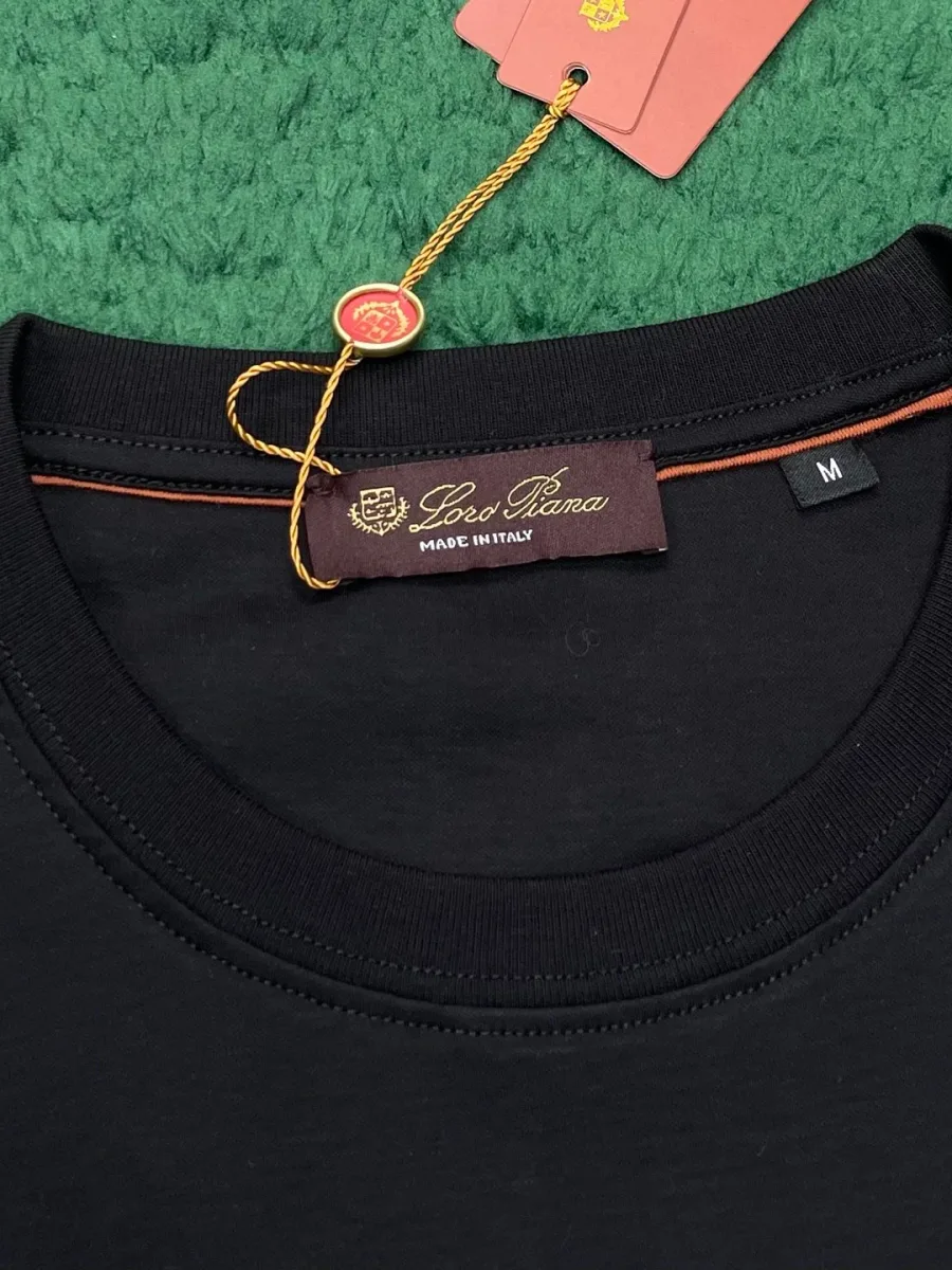 Круглый эластичный вырез горловины и ярлык Loro Piana