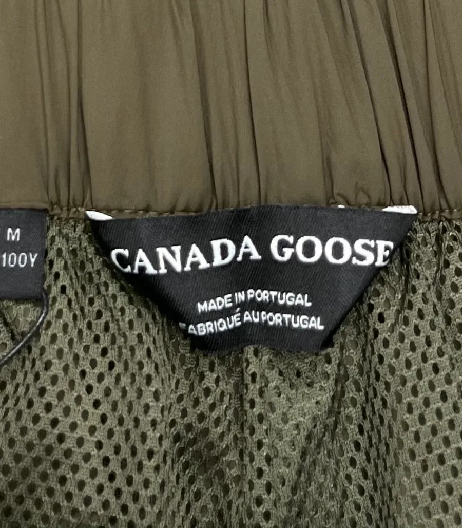 Внутренний ярлык бренда Canada Goose и сетчатая подкладка