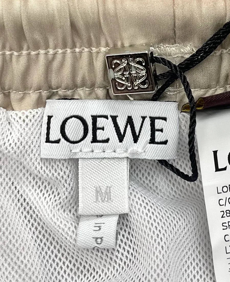 Внутренняя сетчатая подкладка и фирменный ярлык бренда Loewe
