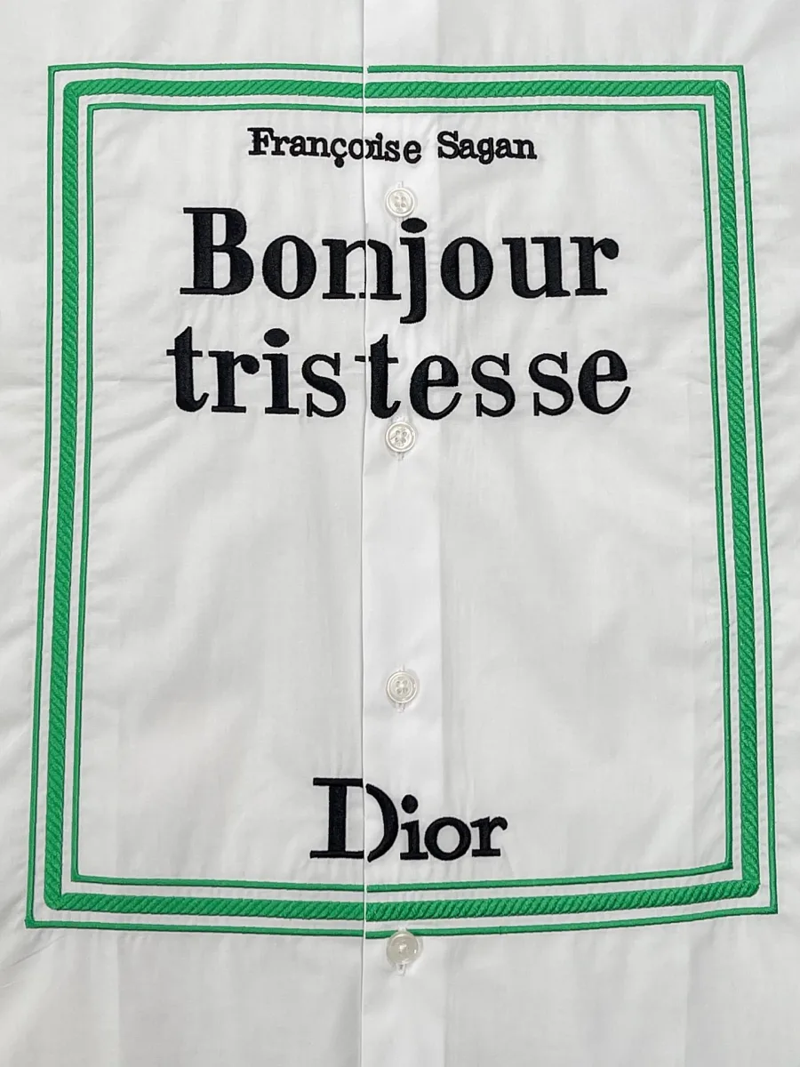 Принт с текстом Françoise Sagan Bonjour tristesse и вышивкой по центру