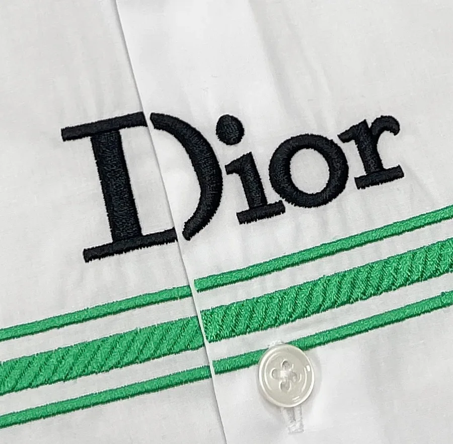 Вышитый чёрными нитями логотип Dior и зелёная окантовка крупным планом